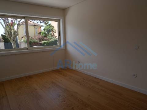 T3 totalmente reconstruído, com pátio e garagem individual