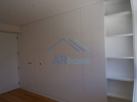 T3 totalmente reconstruído, com pátio e garagem individual