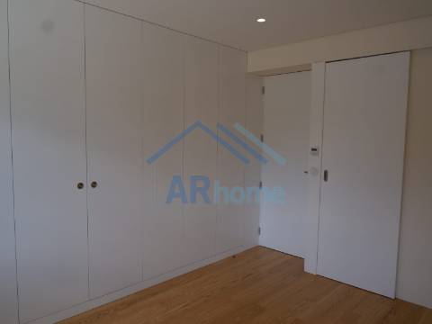 T3 totalmente reconstruído, com pátio e garagem individual