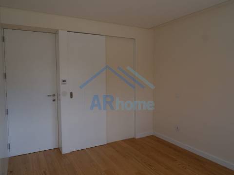 T3 totalmente reconstruído, com pátio e garagem individual