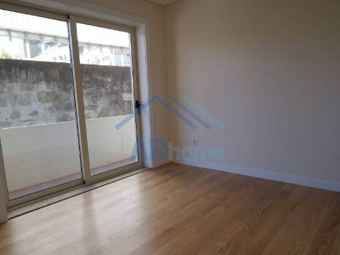 T3 totalmente reconstruído, com pátio e garagem individual