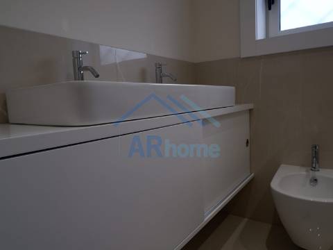 T3 totalmente reconstruído, com pátio e garagem individual