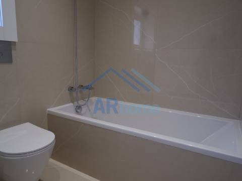 T3 totalmente reconstruído, com pátio e garagem individual