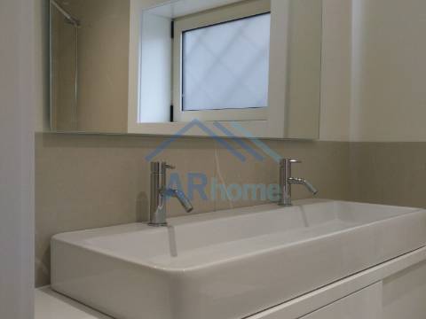 T3 totalmente reconstruído, com pátio e garagem individual