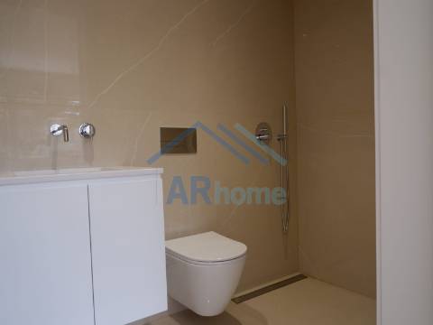 T3 totalmente reconstruído, com pátio e garagem individual