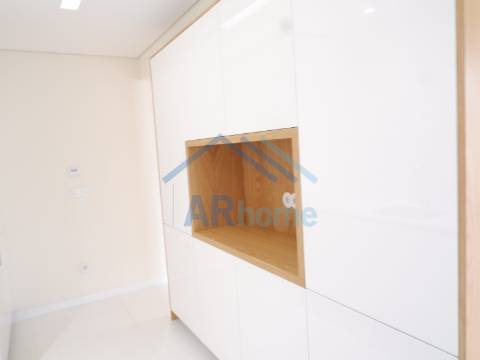 T3 totalmente reconstruído, com pátio e garagem individual