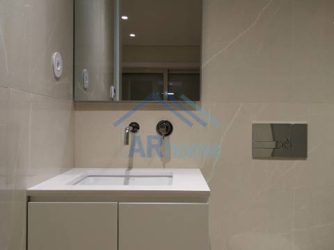 T3 totalmente reconstruído, com pátio e garagem individual