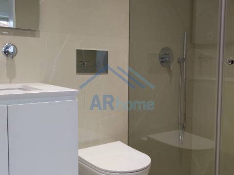 T3 totalmente reconstruído, com pátio e garagem individual