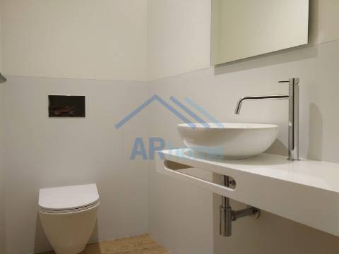 T3 totalmente reconstruído, com pátio e garagem individual