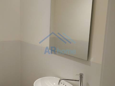 T3 totalmente reconstruído, com pátio e garagem individual