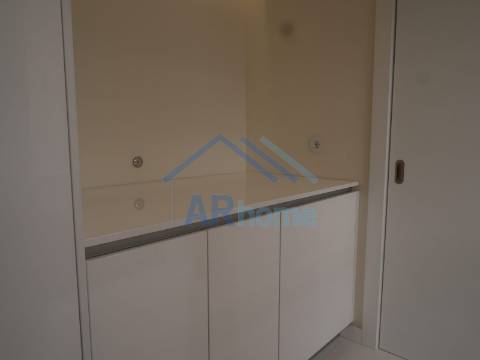 T3 totalmente reconstruído, com pátio e garagem individual