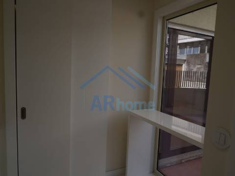 T3 totalmente reconstruído, com pátio e garagem individual