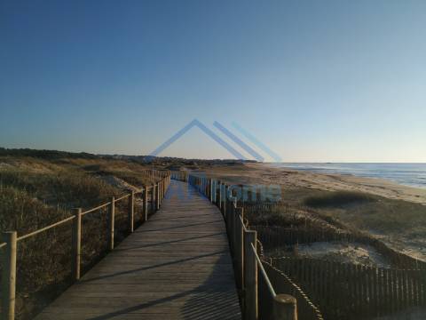 Terreno para construção de prédio junto ao mar em Labruge