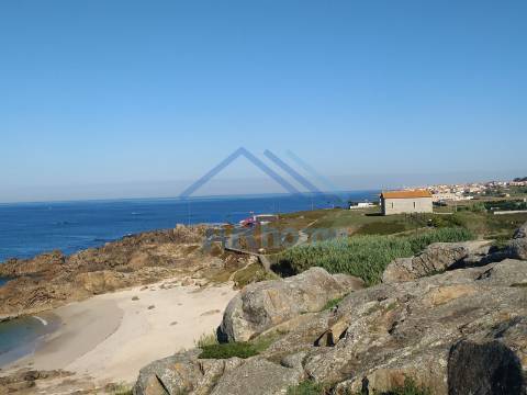 Terreno para construção de prédio junto ao mar em Labruge