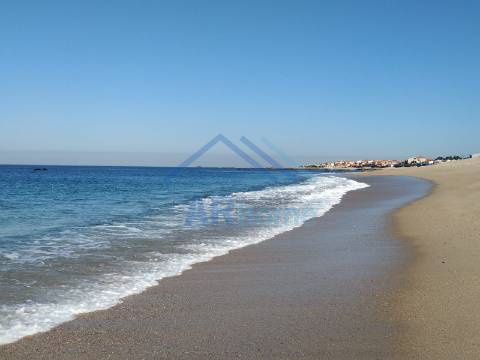Terreno para construção de prédio junto ao mar em Labruge