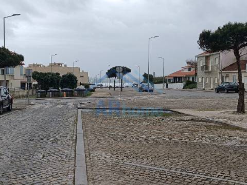 Terreno para construção de prédio junto ao mar em Labruge