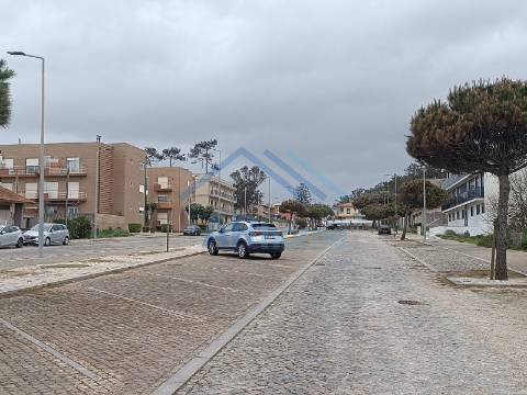 Terreno para construção de prédio junto ao mar em Labruge