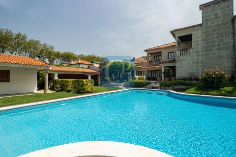 Moradia de quatro frentes com piscina, à praia de Miramar