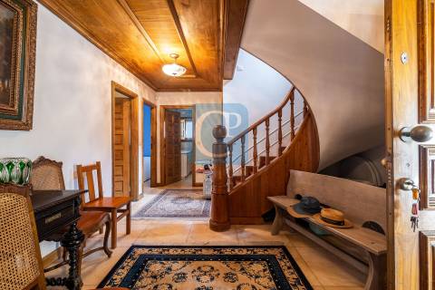 Moradia de quatro frentes com piscina, à praia de Miramar