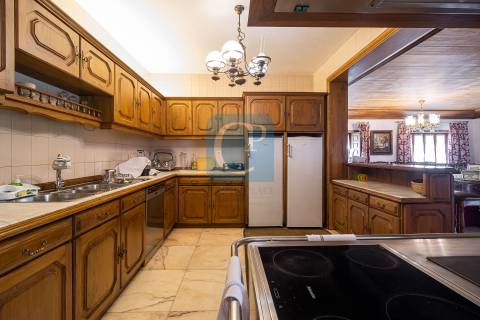 Moradia de quatro frentes com piscina, à praia de Miramar