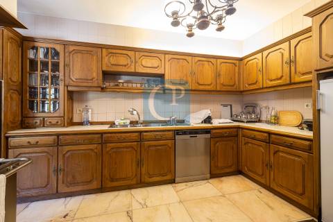 Moradia de quatro frentes com piscina, à praia de Miramar