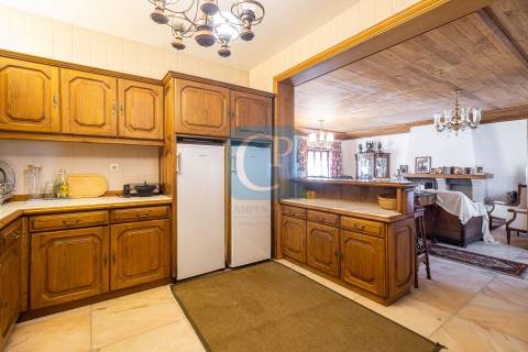 Moradia de quatro frentes com piscina, à praia de Miramar