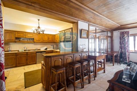 Moradia de quatro frentes com piscina, à praia de Miramar