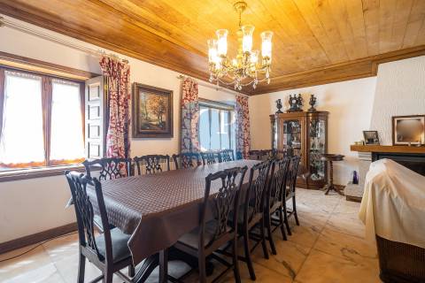 Moradia de quatro frentes com piscina, à praia de Miramar