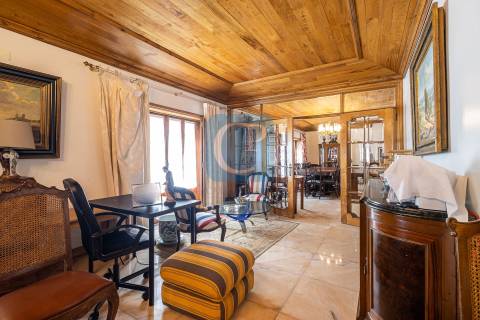 Moradia de quatro frentes com piscina, à praia de Miramar