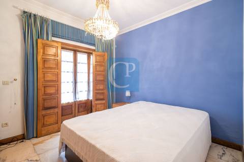 Moradia de quatro frentes com piscina, à praia de Miramar