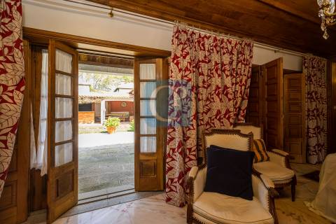 Moradia de quatro frentes com piscina, à praia de Miramar