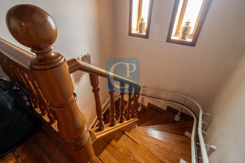 Moradia de quatro frentes com piscina, à praia de Miramar