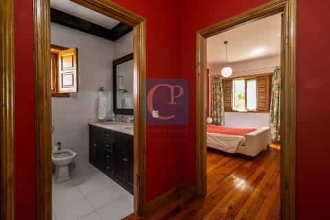 Moradia de quatro frentes com piscina, à praia de Miramar