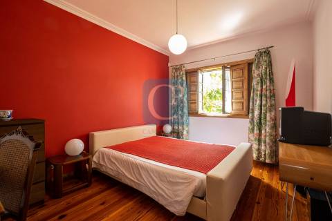 Moradia de quatro frentes com piscina, à praia de Miramar