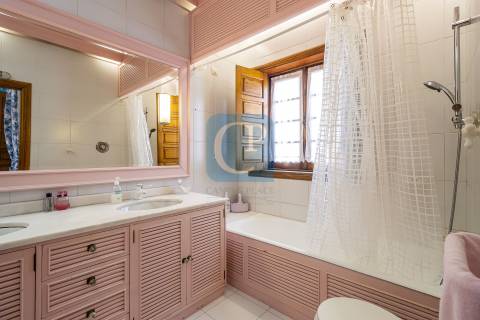 Moradia de quatro frentes com piscina, à praia de Miramar