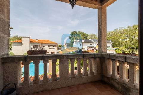 Moradia de quatro frentes com piscina, à praia de Miramar