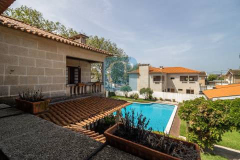 Moradia de quatro frentes com piscina, à praia de Miramar