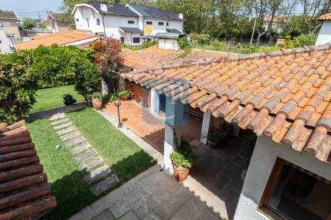 Moradia de quatro frentes com piscina, à praia de Miramar
