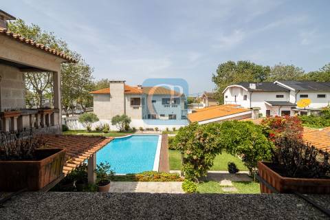 Moradia de quatro frentes com piscina, à praia de Miramar