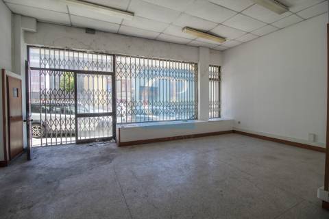 Loja para arrendamento, próxima da Rua de Camões