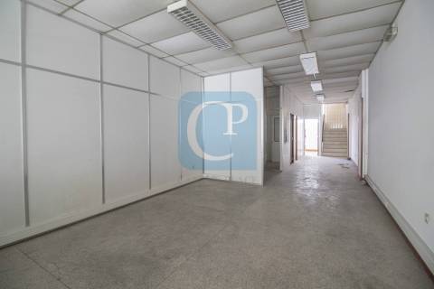 Loja para arrendamento, próxima da Rua de Camões