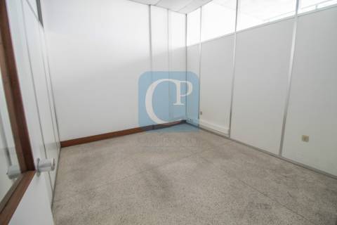 Loja para arrendamento, próxima da Rua de Camões