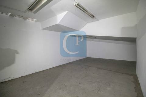 Loja para arrendamento, próxima da Rua de Camões