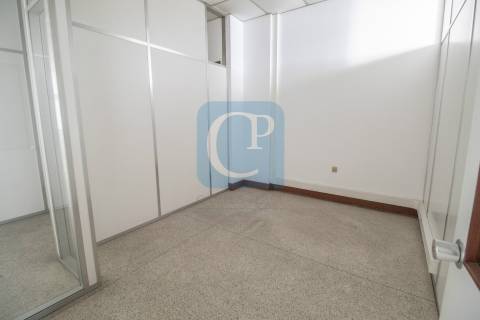 Loja para arrendamento, próxima da Rua de Camões