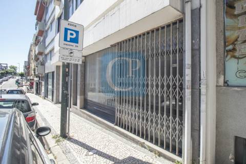 Loja para arrendamento, próxima da Rua de Camões
