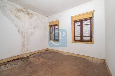 Moradia T4 para Restaurar, no centro de Matosinhos