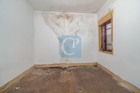 Moradia T4 para Restaurar, no centro de Matosinhos