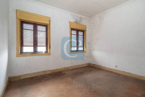 Moradia T4 para Restaurar, no centro de Matosinhos