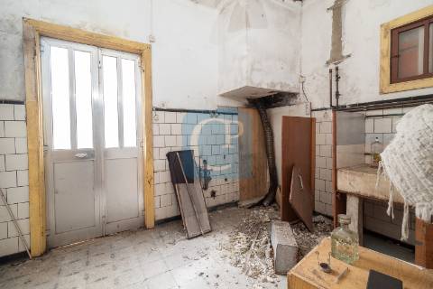 Moradia T4 para Restaurar, no centro de Matosinhos