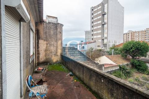 Moradia T4 para Restaurar, no centro de Matosinhos